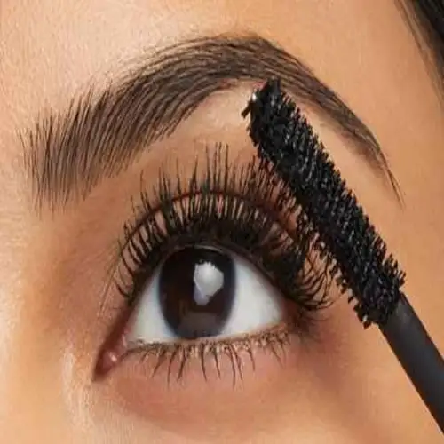 make short eyelashes look longer with mascara