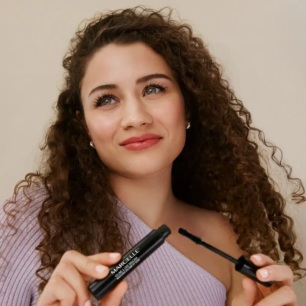 Cute Mascara Girl